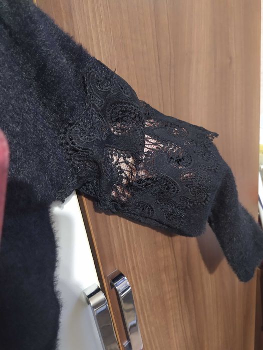 Sweterek czarny z alpaki z koronką