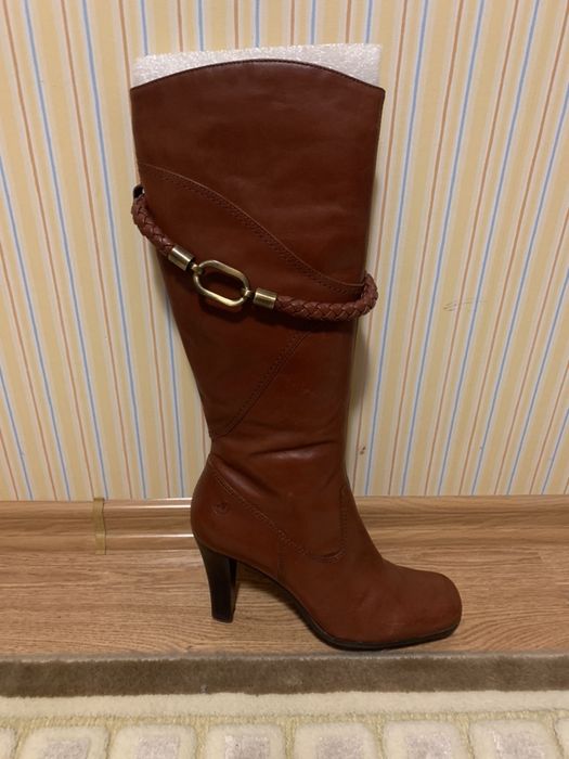 Продаются женские сапоги