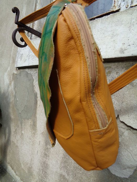 Artystyczny skórzany plecak z liściem.  Handmade