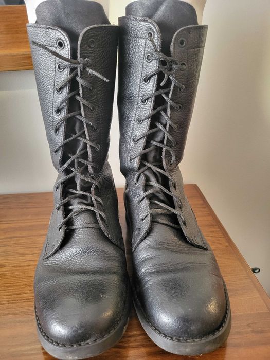 Botas militares genuínas (exército Portugal) de cano alto, pele preta, em excelente estado.