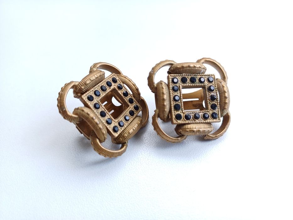 Vintage-style earrings (1980s)