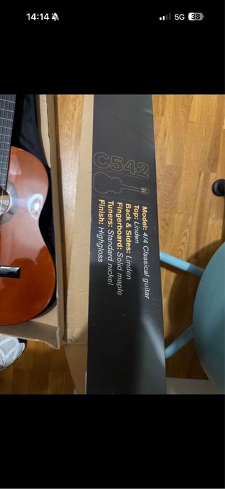 Guitarra nova com etiqueta