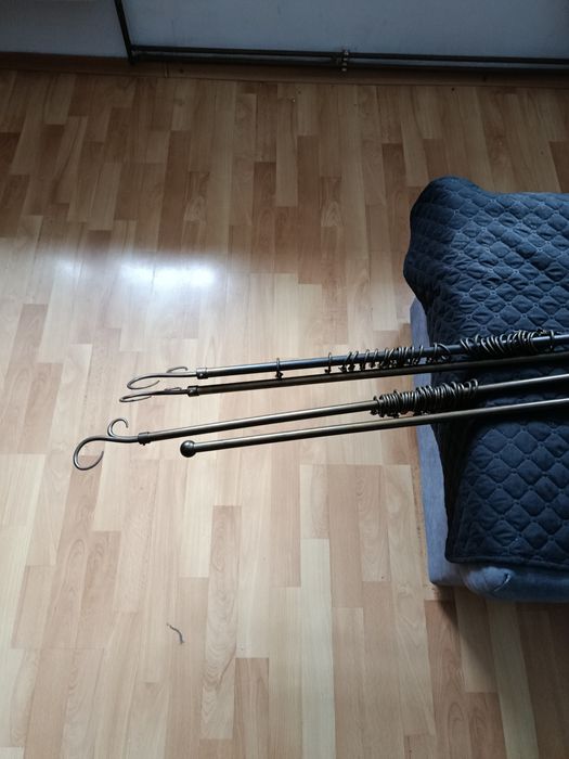 Karnisz podwójny z żabkami.