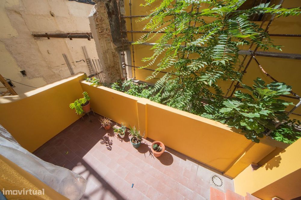 Apartamento T2+1 com cave e espaços adicionais na Tv. Nazaré, Lisboa