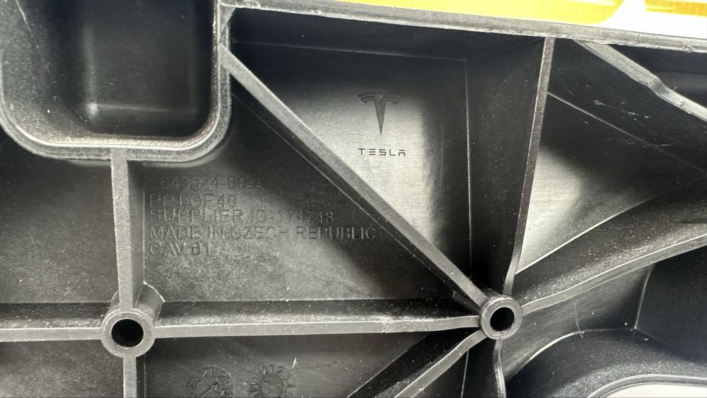 Панель радіаторів телевизор Tesla Model Y установочна панель Оригінал