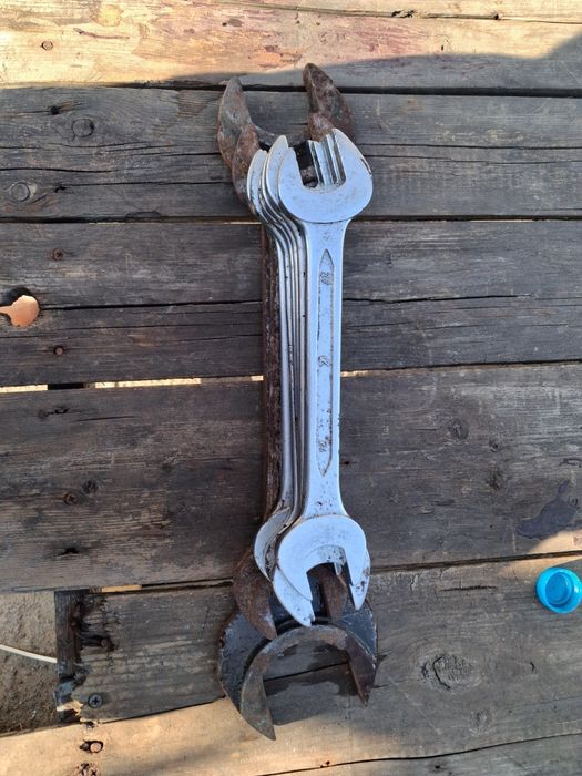 Гаечные рожковые ключи + два советских ключа