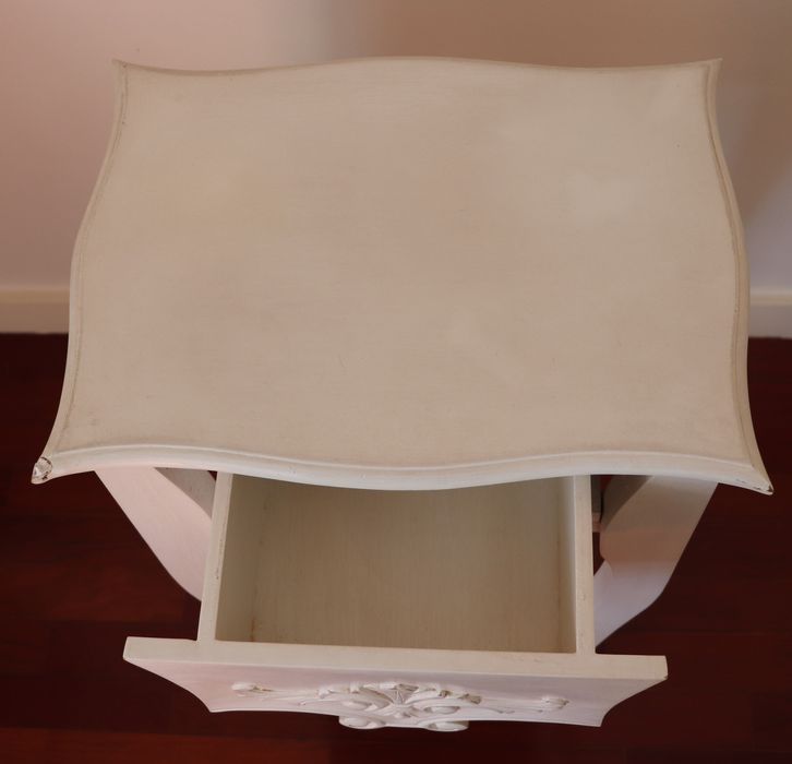 Mesa de cabeceira vintage branca