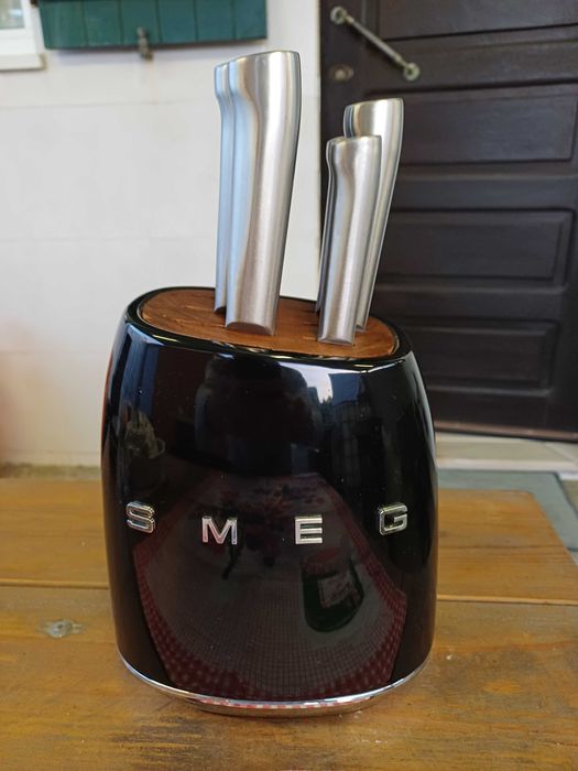 Bloco e seis facas SMEG novo