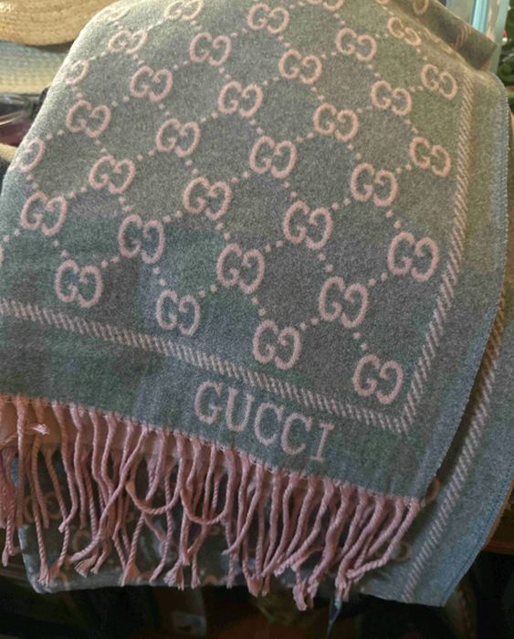 Lenço gucci novo