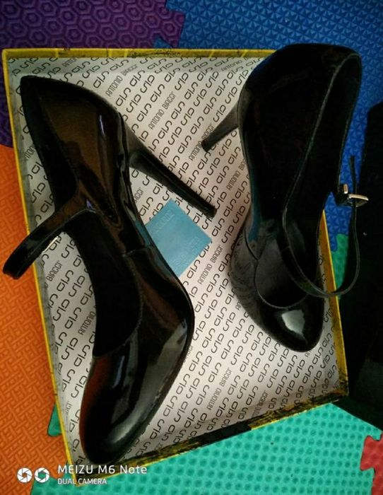 Туфлі лакові фірмові на каблуку