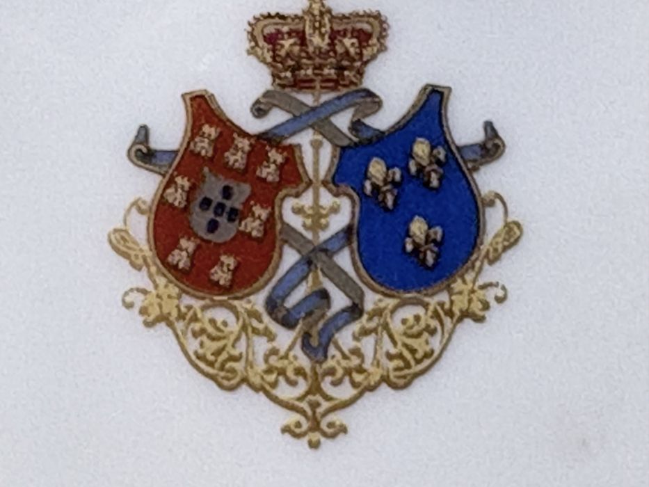 Lindo marcador de lugar em porcelana Vista Alegre brasonado e marcado