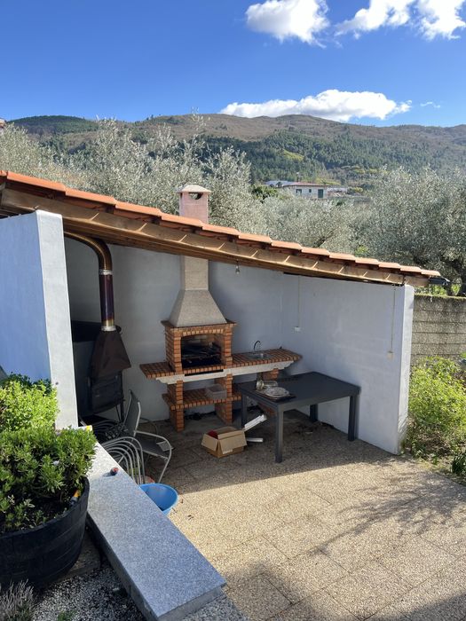 Moradia isolada a 2 min do centro da cidade inserida num lot de 1000 m