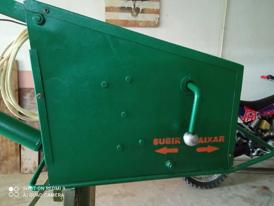 Vende se grueta/grua com balde como nova.