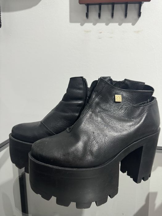 Botas NY Pretas com fecho