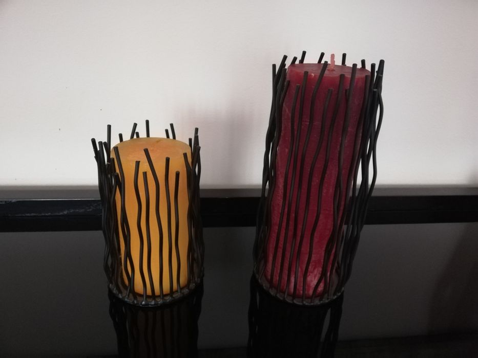 Castiçais de metal preto