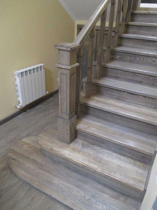 Сходи з натурального дерева під замовлення.
