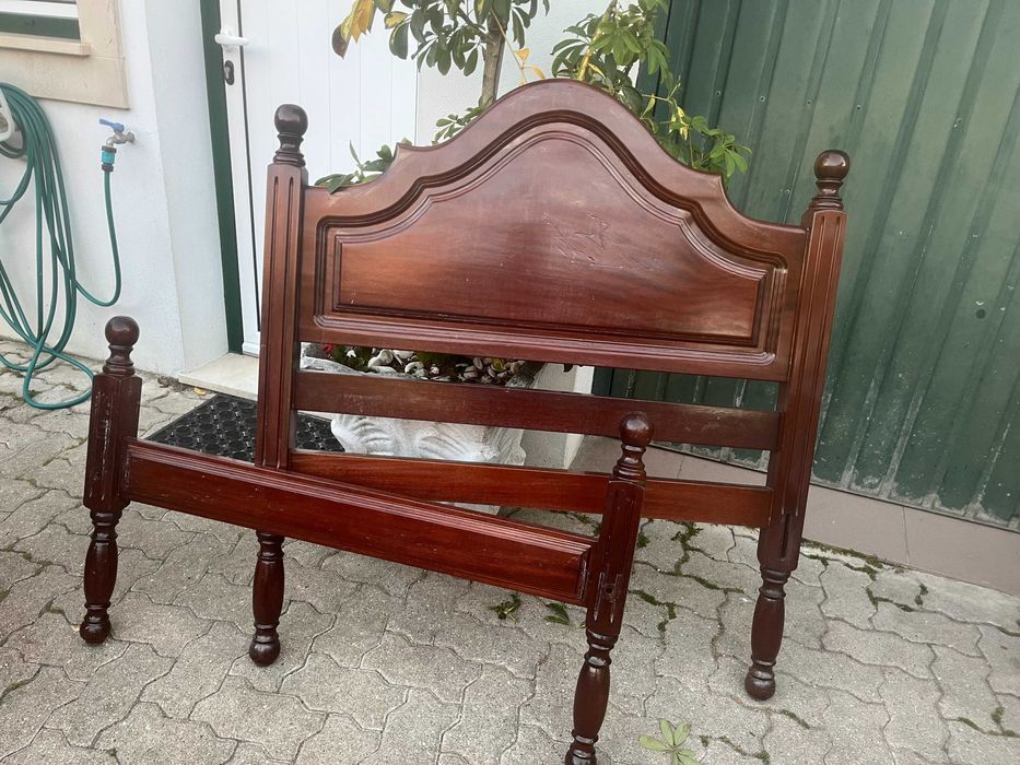 Cama e escrivaninha