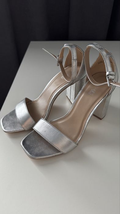 Босоніжки на каблуку