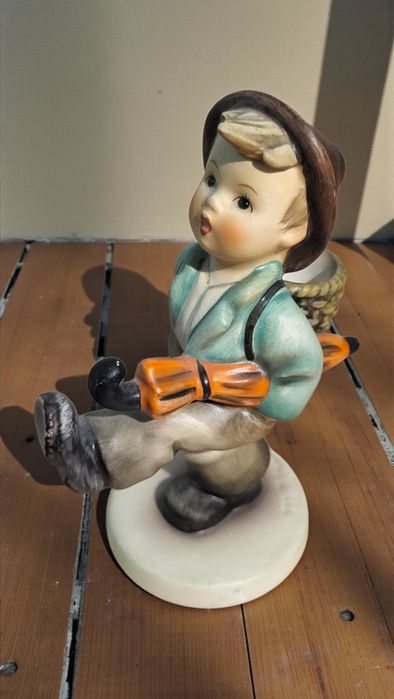 Figurka Goebel – chłopiec z parasolem