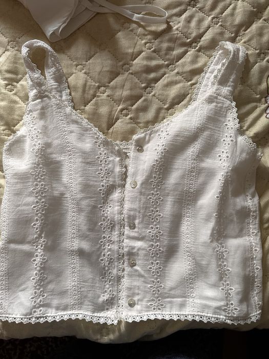 Camisolas brancas variadas