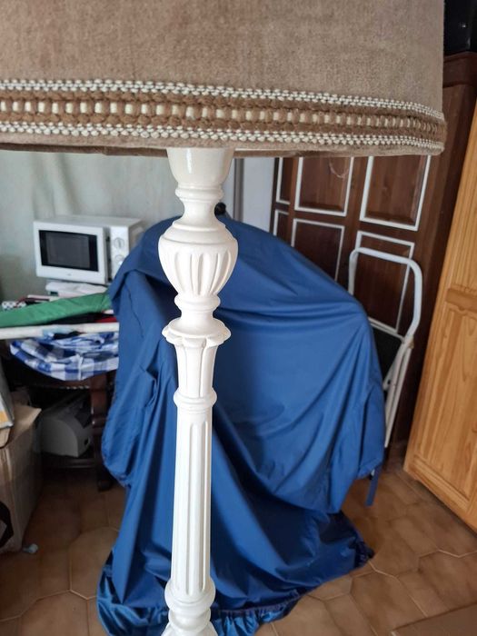 Candeeiro de pé com abajure de veludo