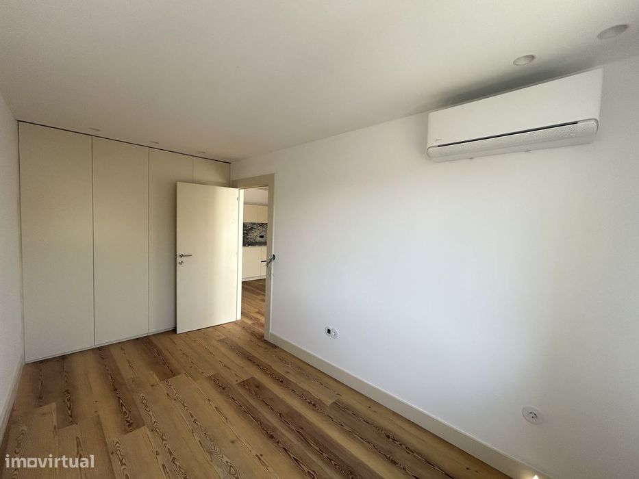 Vende-Se T2 Duplex Novo, Com Terraço E Suíte, No Centro De Braga.