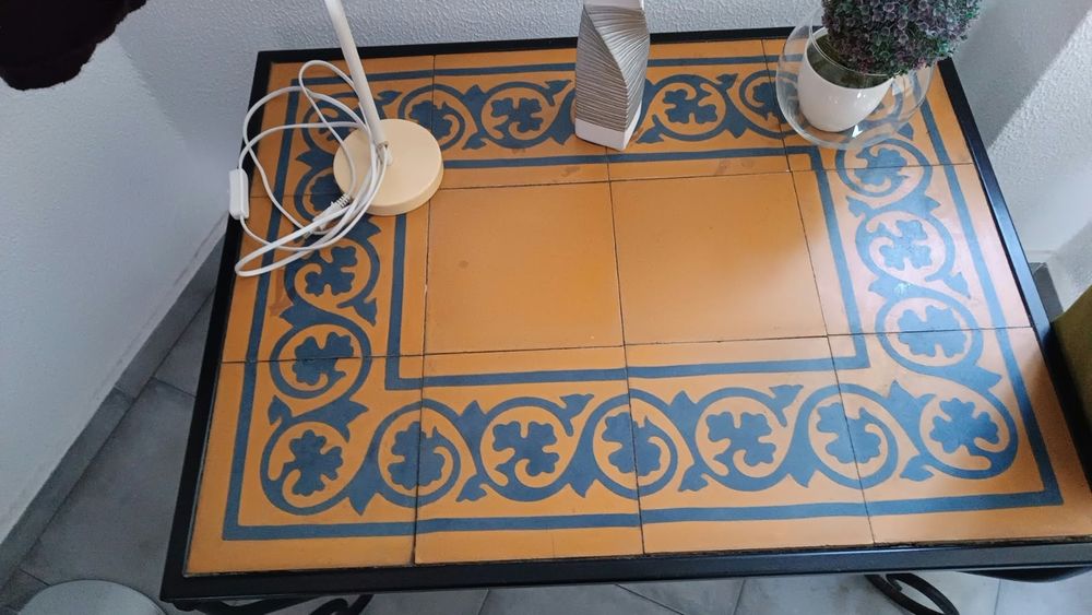 Mesa de sala pequena em azulejo