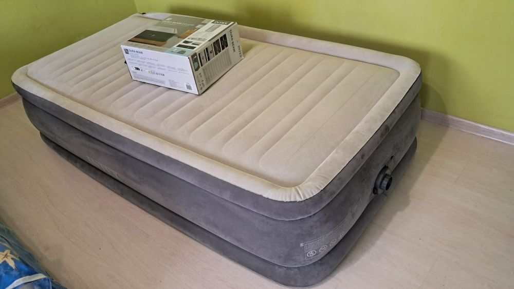 INTEX кровать DURA-BEAM DELUXE 191x99х46 см.  Под небольшой  ремонт.