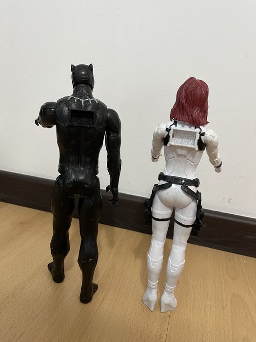 Bonecos Figuras Pantera Negra e Viúva Negra