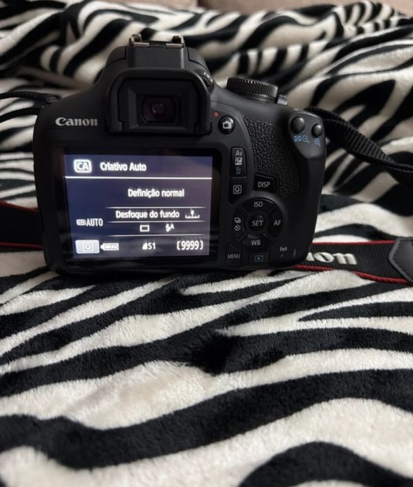 Camara canon eos 2000D