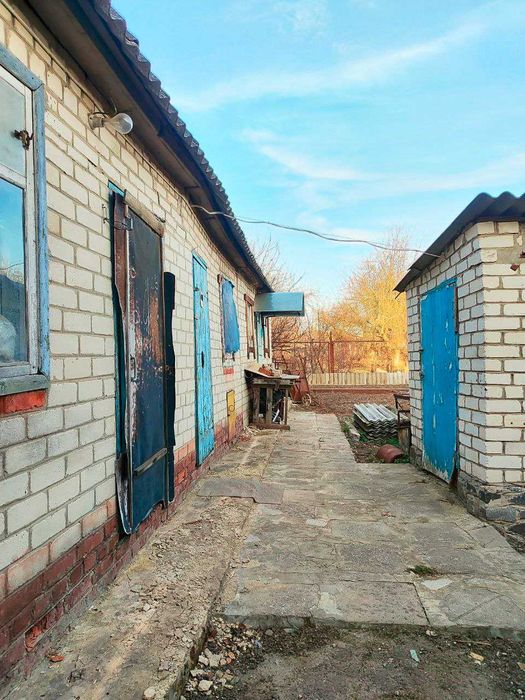 Продам цегляний будинок у центрі Дергачів з частковим ремонтом.