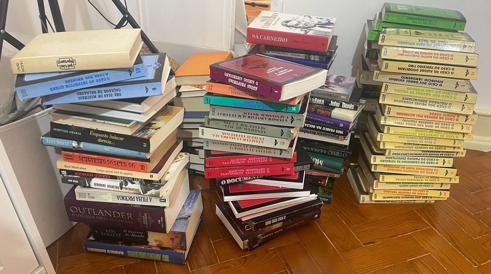 Vendo conjunto de livros de vários autores