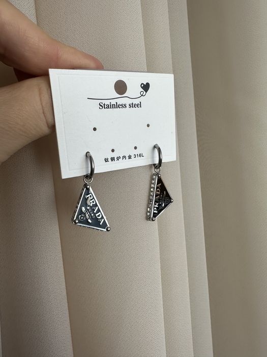 Сережки у стилі Prada з камінцями сталь