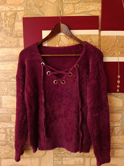 Włoski sznurowany sweter