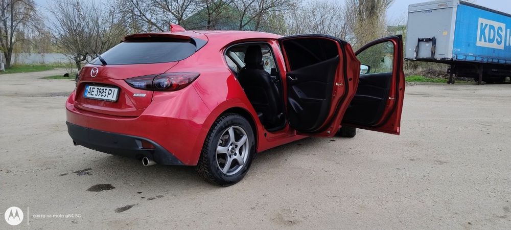 Mazda 3 2014 года 2.0 очень хорошее состояние.