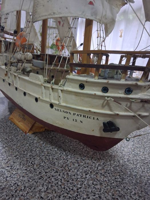 Barco feito de forma artesanal antigo
