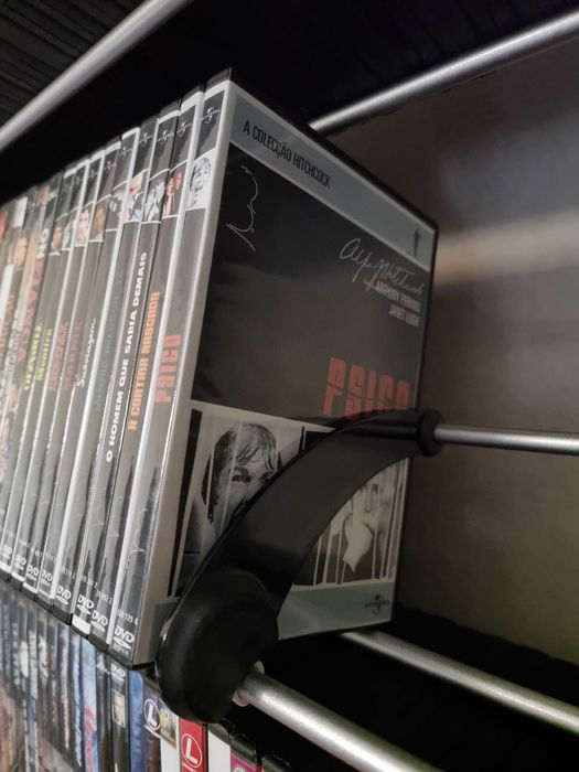 Estante de madeira e metal para 1180 DVDs