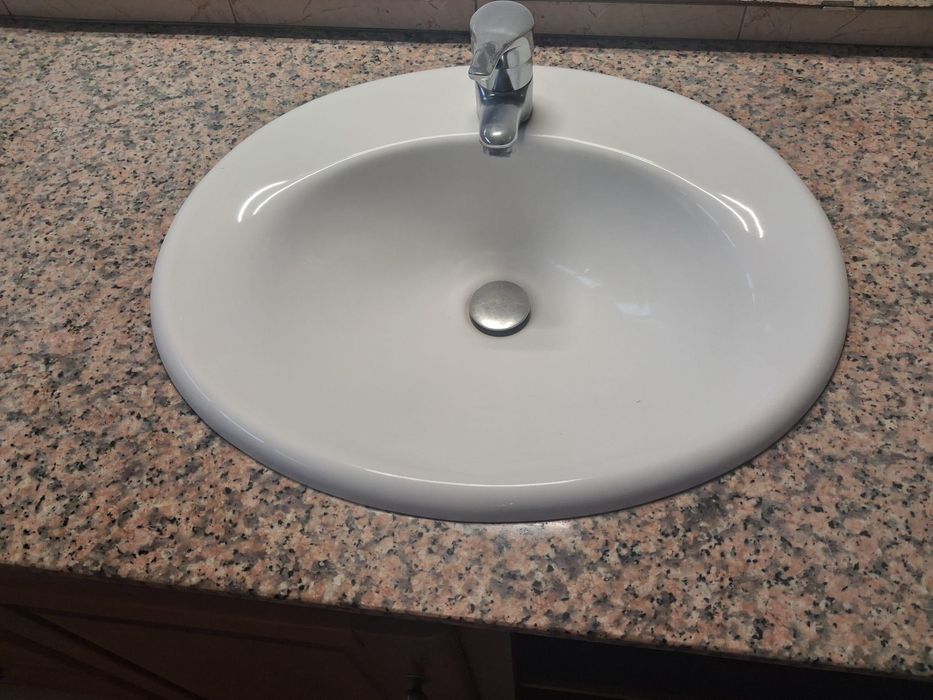Vendo bancada de casa de banho com pedra, pia e torneira