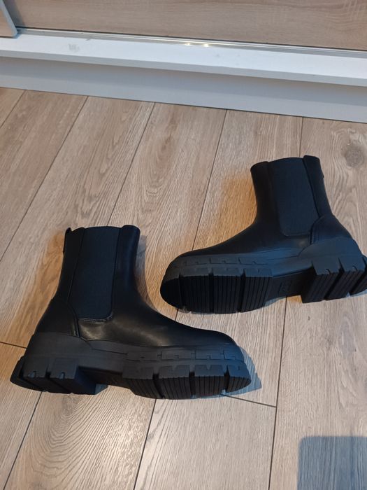 Czarne botki na obcasie