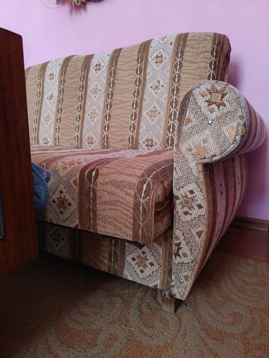 Диван в гарному стані