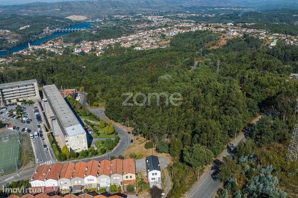 Terreno Urbanizável com 2.900 m² em Crestuma – Vila Nova de Gaia