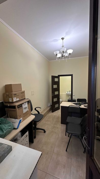 Продаж фасадного приміщення вільного призначення Зарічанська