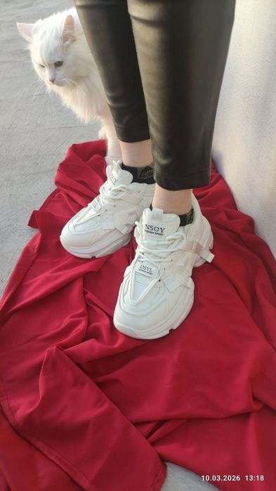 Кросівки жіночі   .