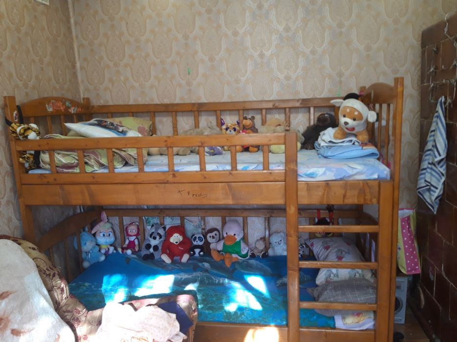 Продам двоярусне ліжечко з натурального дерева