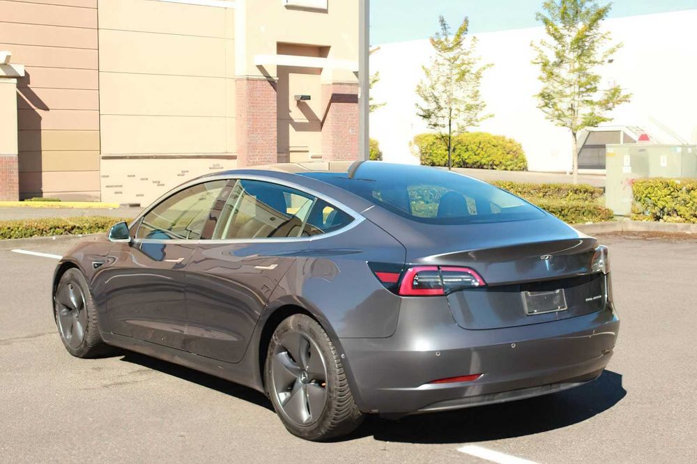 Tesla Model 3 Long Range      2019