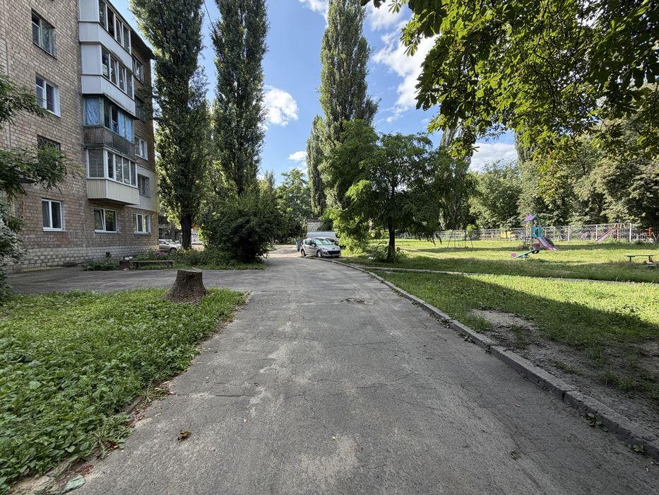 Продаж 2к квартири на Борщагівці, вул. Зодчих, 14 | Цегляний будинок, тихий двір