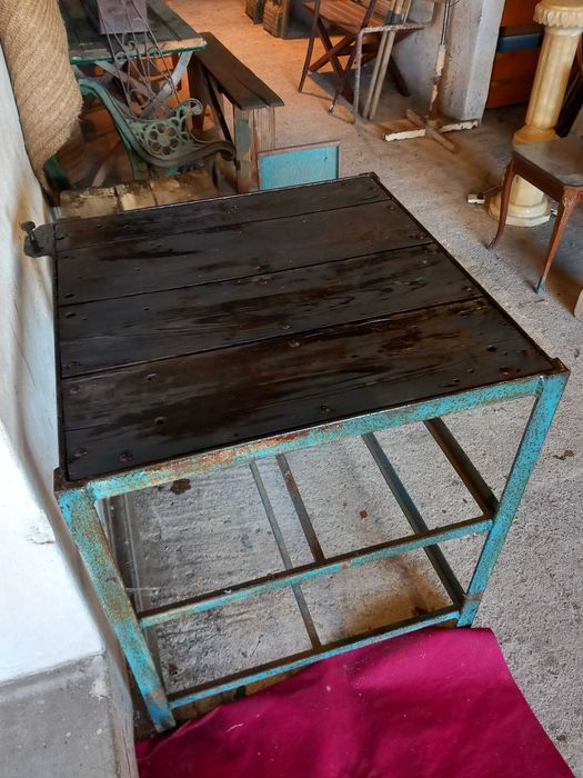 Mesa de bancada em madeira industrial, estrutura ferro, perfeito para hkme decor, cozinha e jardim, antiga, bom estado