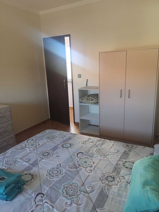 Apartamento T2 mobilado em moradia,com entrada privativa, cozinha equipada.