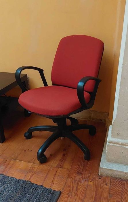Cadeira de computador /escritório vermelha giratória