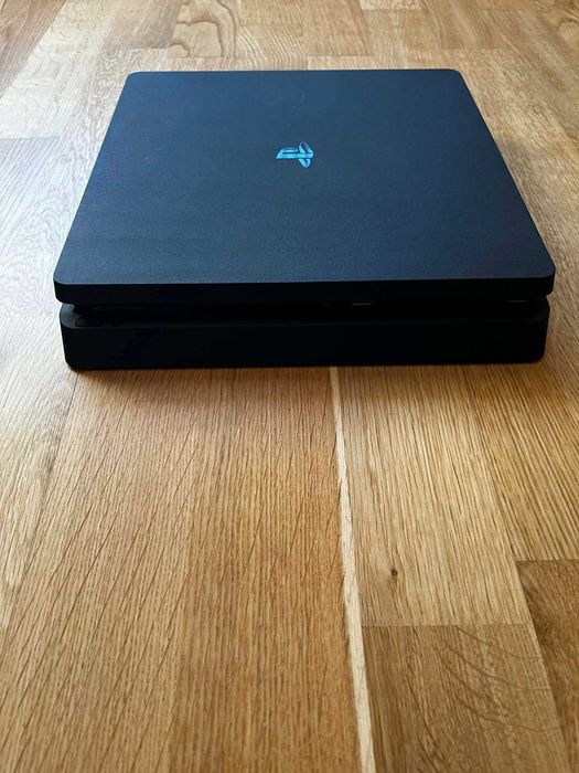PlayStation 4 slim + 8 gier